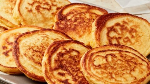Finom, aranybarnára sült palacsinták egy tálon.